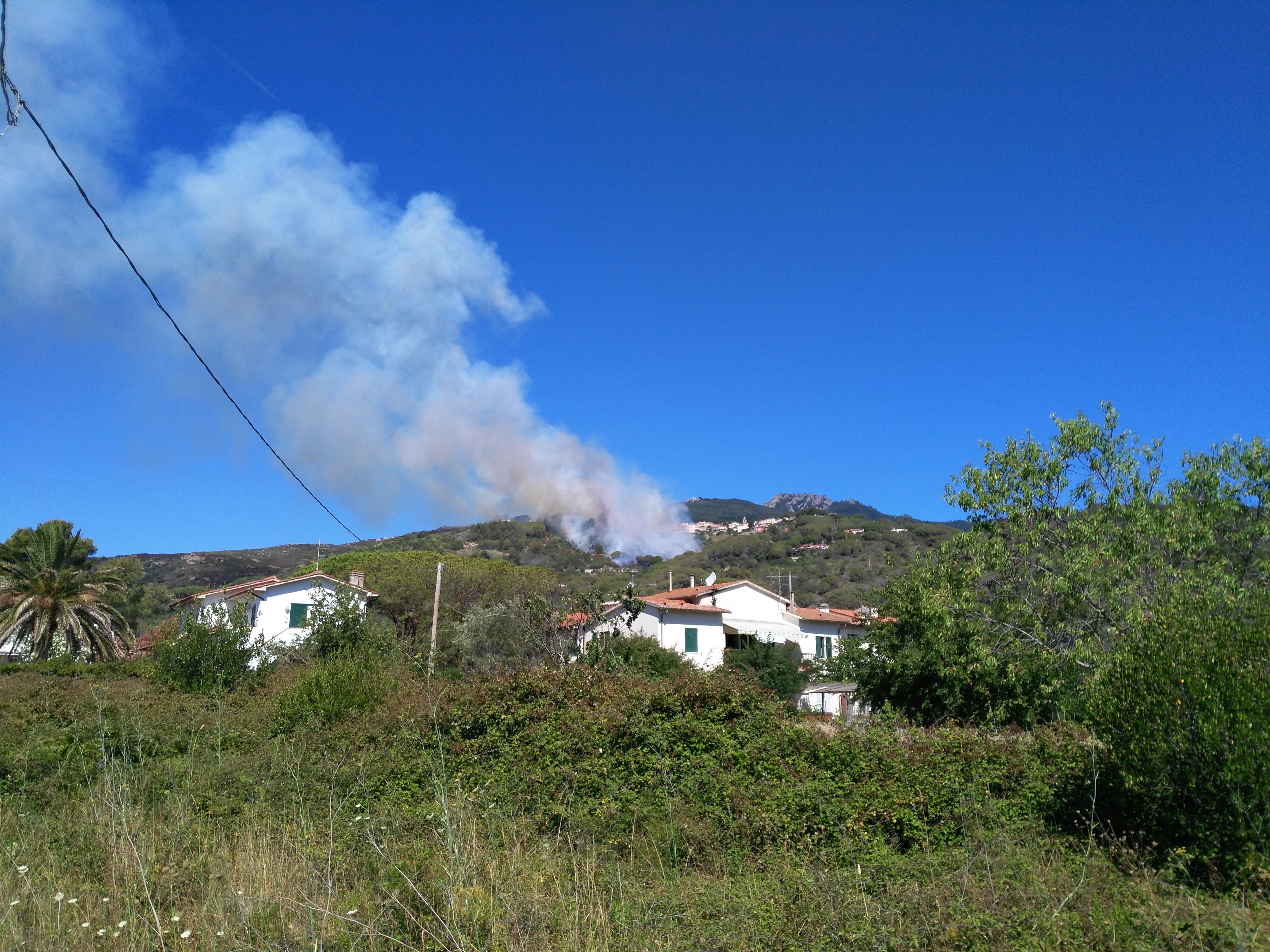 Incendi, due elicotteri regionali a Marina di Campo e uno a Piancastagnaio