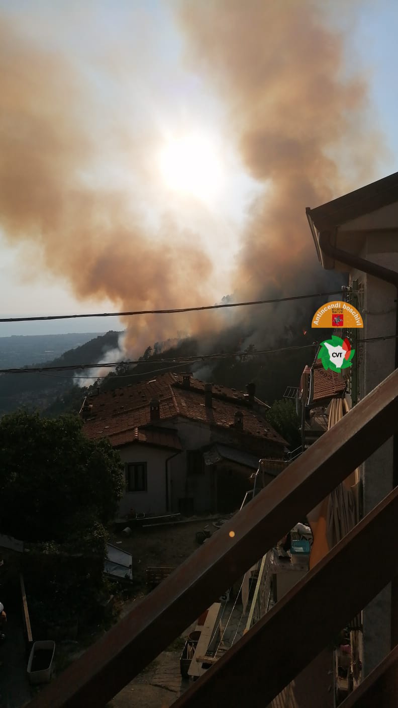 Fiamme a Montignoso, quattro elicotteri e due aerei: incendio sotto controllo e in bonifica