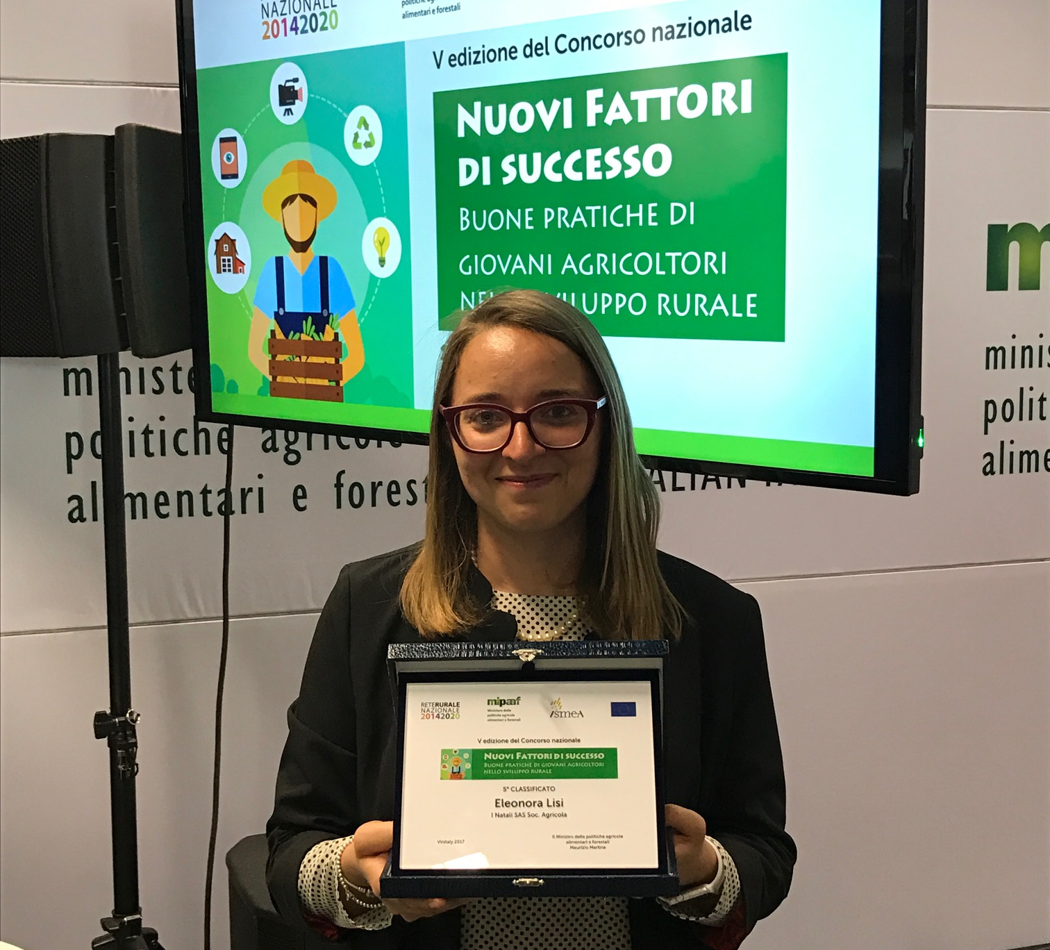 Vinitaly, Eleonora Lisi, toscana, tra i vincitori del concorso 'Nuovi fattori di successo'. Congratulazioni di Remaschi
