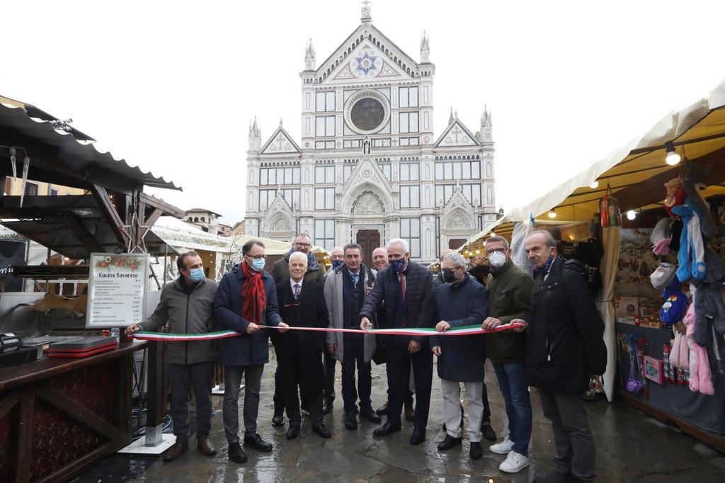 Inaugurato il mercato di Natale di Firenze, venti anni di tradizione 