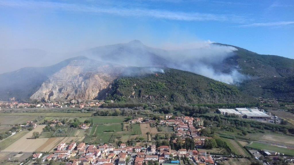 Incendio Monti Pisani, interventi a Calci per evitare che il rogo si allarghi ad una nuova vallata