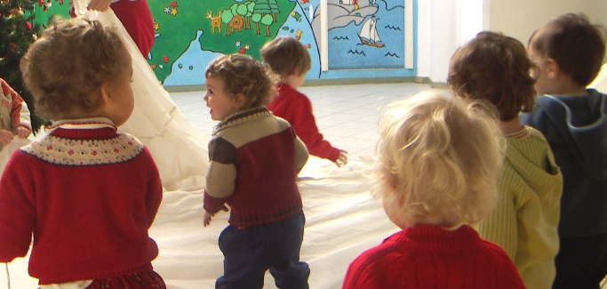 I bambini ai tempi del Covid: 8.000 i positivi, molto più estesi i disagi sociali