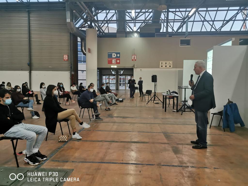 Giani visita i padiglioni di Carrara Fiere che ospitano i tracciatori Covid